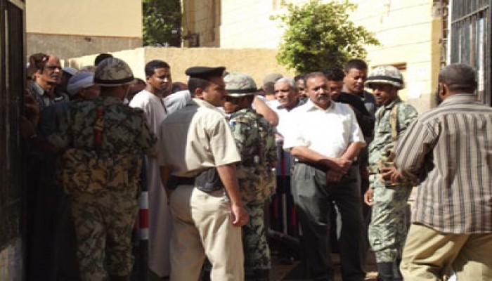 اعتقال بلطجي يروع الناخبين ويدعي انتماءه لحملة مرسي بالسويس