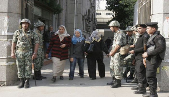 أسيوط.. تجاوزات من الجيش والشرطة ضد ناخبي الفتح