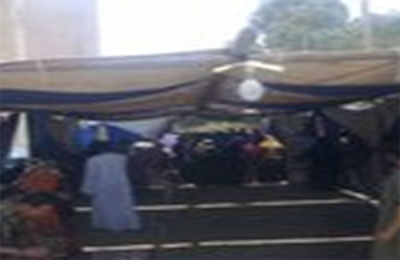 متطوعون يقيمون مظلةً لحماية الناخبين من الشمس بالعياط