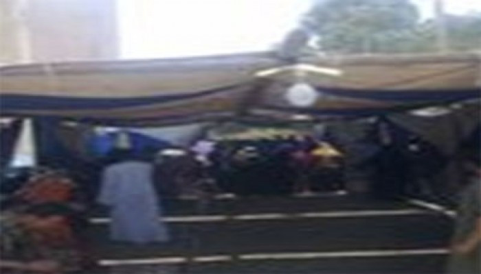 متطوعون يقيمون مظلةً لحماية الناخبين من الشمس بالعياط