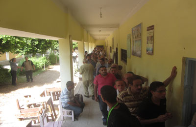 ضابط يطرد أنصار شفيق لتوجيه الناخبين بأسيوط