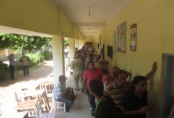 ضابط يطرد أنصار شفيق لتوجيه الناخبين بأسيوط