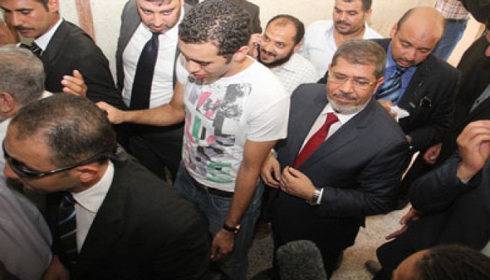 د. مرسي يقف في طابور الناخبين