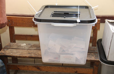 قاضٍ بالمنصورة يعطِّل التصويت وآخر يرفض ختم الاستمارات