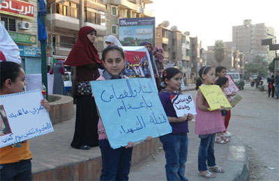 سلسلة بشرية بالفيوم لدعم د. مرسي ورفض مرشح الفلول