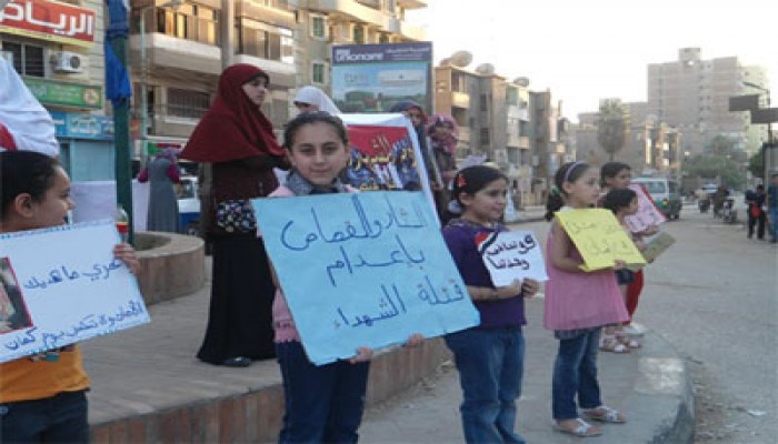 سلسلة بشرية بالفيوم لدعم د. مرسي ورفض مرشح الفلول