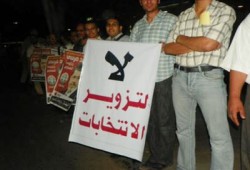 وقفة احتجاجية أمام العليا للانتخابات لرفضها تسليم مرسي الكشوف