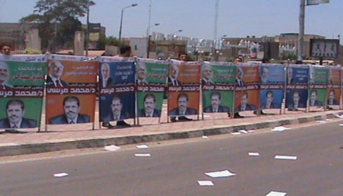 طلاب جامعة كفر الشيخ يرفعون شعار "لازم تنتخب مرسي".. و"لا للفلول"