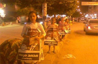 سلسلة بشرية للزهرات بالخانكة لدعم الدكتور مرسي