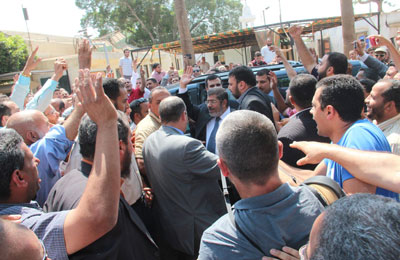 أهالي المنوفية يهتفون: "الشعب يريد مرسي رئيس"