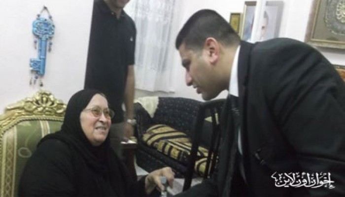 النائب الكحكي يزور أسرة الشهيد خالد سعيد