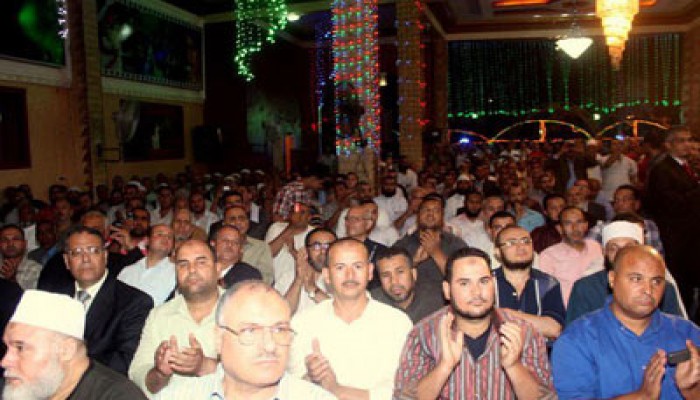 أهالي الشهداء ببنها يستقبلون د. مرسي بهتاف "الرئيس أهو"