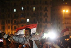 ثوار التحرير يرفعون د. مرسي على الأعناق ويهتفون: "إيد واحدة"