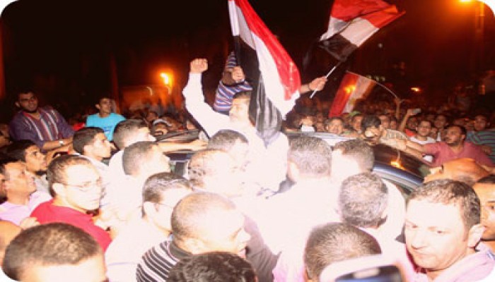 ثوار التحرير يستقبلون د. مرسي بهتاف "رئيس مصر أهو"