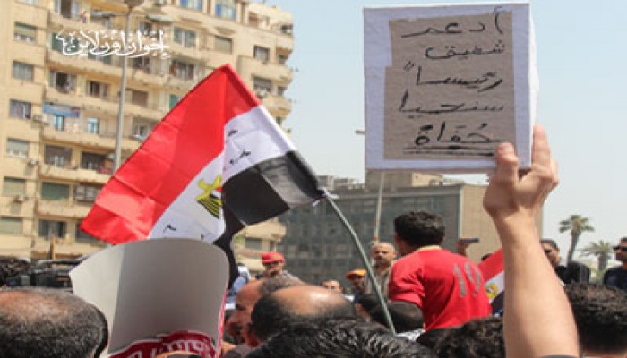 شرطي يعتدي على أحد أنصار د. مرسي بكفر الزيات