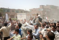 الآلاف بالمنصورية يخرجون لاستقبال د. مرسي أثناء مروره ببلدتهم