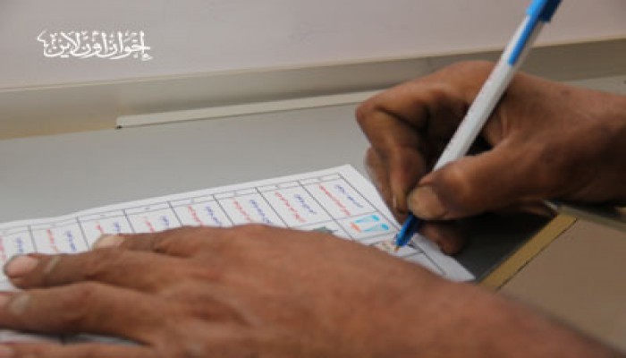 ختمة قرآن لأنصار د. مرسي أمام لجنة فرز حدائق حلوان