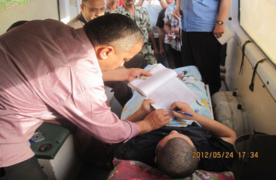 القليوبية.. مريض يصوت داخل سيارة الإسعاف