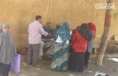 بالصور.. أنصار شفيق يوزعون رشى مالية بسوهاج