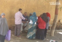 بالصور.. أنصار شفيق يوزعون رشى مالية بسوهاج