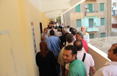 السفيرة الأمريكية تزور لجنة بحلوان بعد أزمة أنصار شفيق