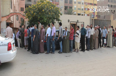 قاضٍ يمنع المواطنين من التصويت بالفيوم بمساعدة ضابط