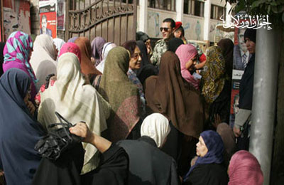 ضابط يغلق المقر الانتخابي وأمين شرطة يصوِّت بالفيوم