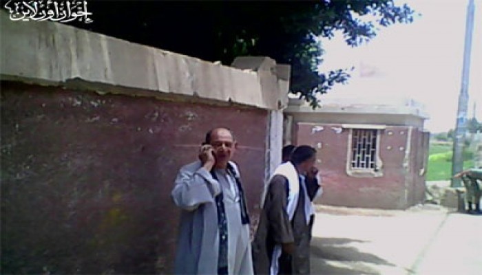 عمدة قرية بالمنيا يوجه الناخبين لاختيار شفيق