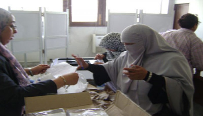 قاضية بإمبابة تطرد مندوب مرسي لكشفه محاولات تزوير!!