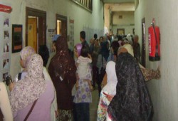 لجان مدينة نصر تفضُّ الشمع الأحمر وتوافد للناخبين