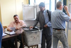 إغلاق لجان الاقتراع ومشادات مع الناخبين طلبًا للتصويت