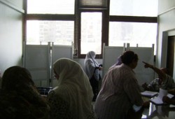 قريتان بالجيزة تنتخب على ضوء المولدات