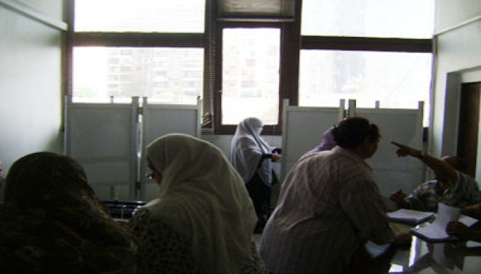 قريتان بالجيزة تنتخب على ضوء المولدات