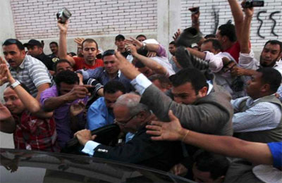 3 آلاف يستقبلون شفيق بالأحذية في التجمع الخامس