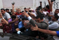 3 آلاف يستقبلون شفيق بالأحذية في التجمع الخامس