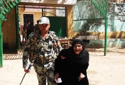 مسنة تتحدى المرض لاختيار رئيس مصر الثورة