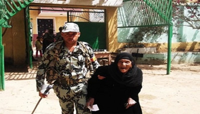 مسنة تتحدى المرض لاختيار رئيس مصر الثورة