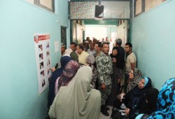 سخط بين ناخبي الوارق لمحاولة عساكر توجيه التصويت لشفيق