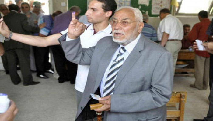 الأستاذ مهدي عاكف يدلي بصوته ويؤكد: اليوم نصر للمصريين