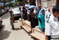 اللجان الشعبية تساعد الناخبين في معرفة لجانهم بالوراق