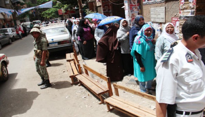 اللجان الشعبية تساعد الناخبين في معرفة لجانهم بالوراق