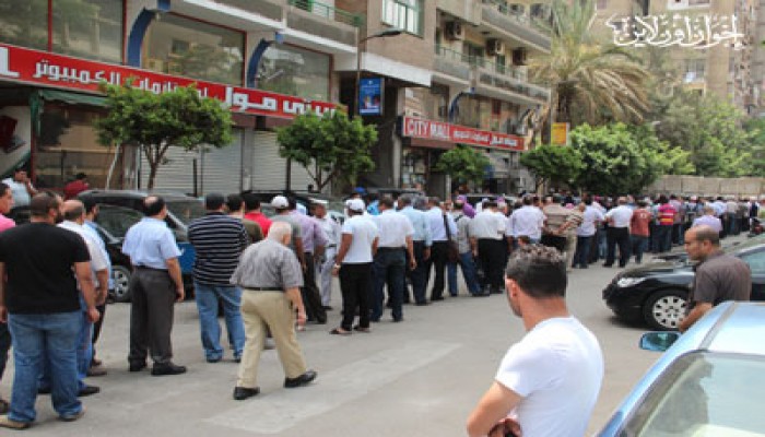 نشطاء يوزعون "قسم المصريين" ضد الفلول بشبرا