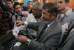 د. مرسي عقب الإدلاء بصوته: اليوم عيد من أعياد مصر العظيمة