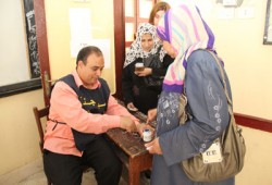 ناخبة تصحِّح إجراءات التصويت لقاضٍ بمصر الجديدة