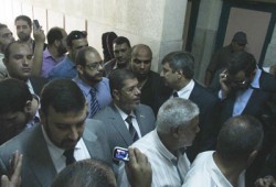 د. مرسي يقف في طابور الناخبين استعدادًا للإدلاء بصوته