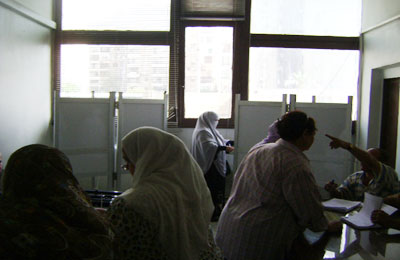 حلوان.. القضاة يسمحون لكبار السن بالتصويت أولاً