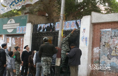 الجيش والشرطة يزيلان الدعاية الانتخابية من أمام لجان دكرنس!