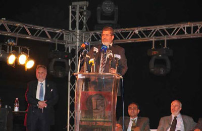 مرسي في ختام حملته: دماء الشهداء وحقوق المصريين في رقبتي