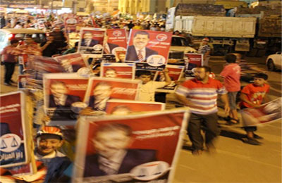 مسيرة وسلاسل بشرية بالعريش لدعم مرسي