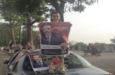 القليوبية تستقبل مرسي بسلاسل بشرية بطول 25كم